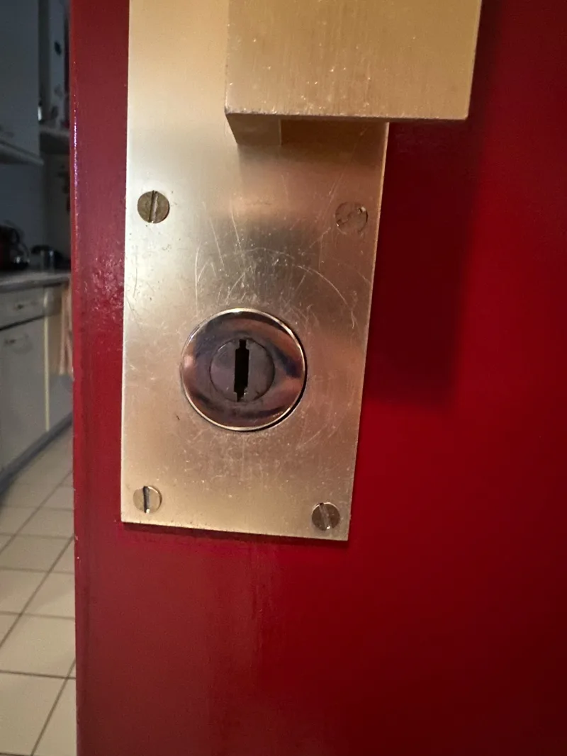 Remplacement de serrure sur porte d'appartement — chantier KB Services Villeurbanne